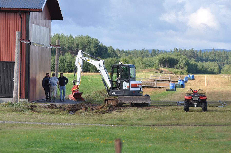 DSC_0014.JPG - Dikning för att få bort allt vatten på fältet.